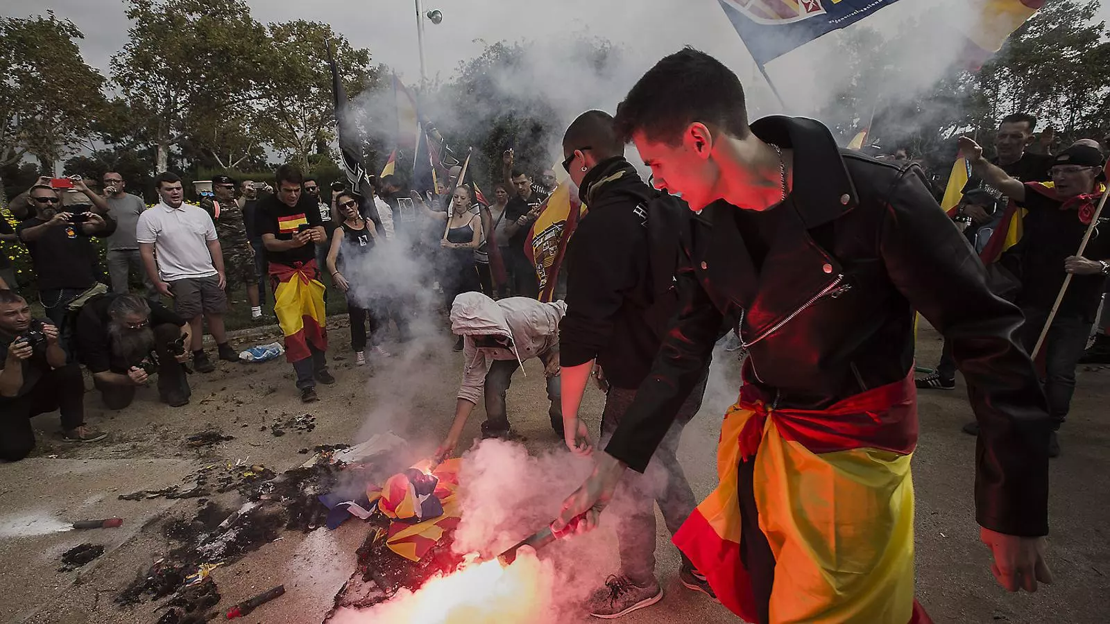 Joves ultres cremant estelades a la manifestació del 12 d’octubre a Barcelona.