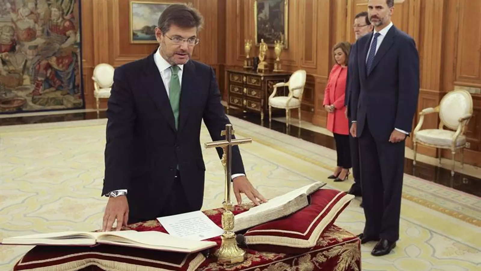 El nou ministre de Justícia, Rafael Catalá, jurant el càrrec davant el rei Felip VI. EFE
