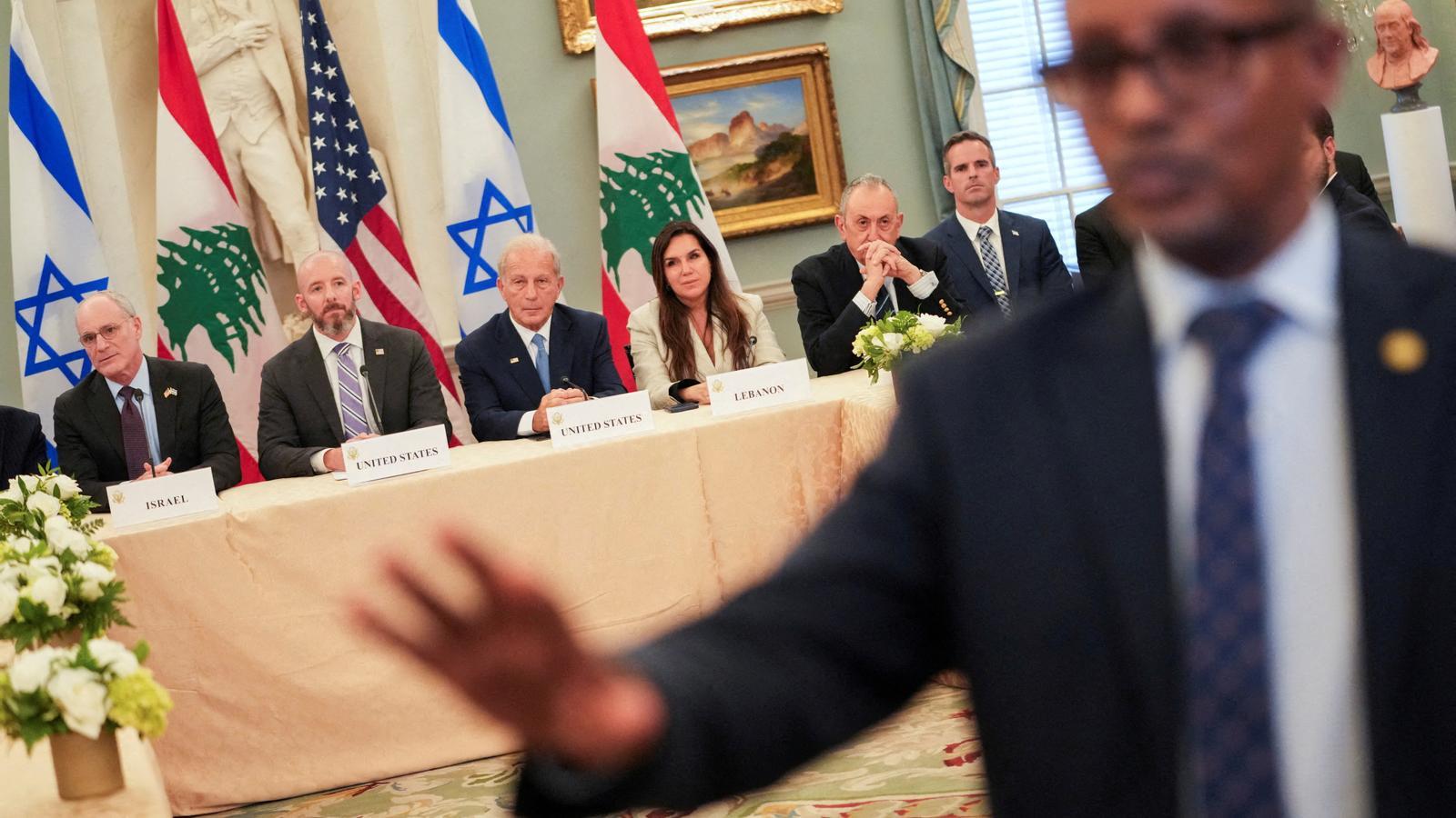 La delegación libanesa y estadounidense negociando en Washington.