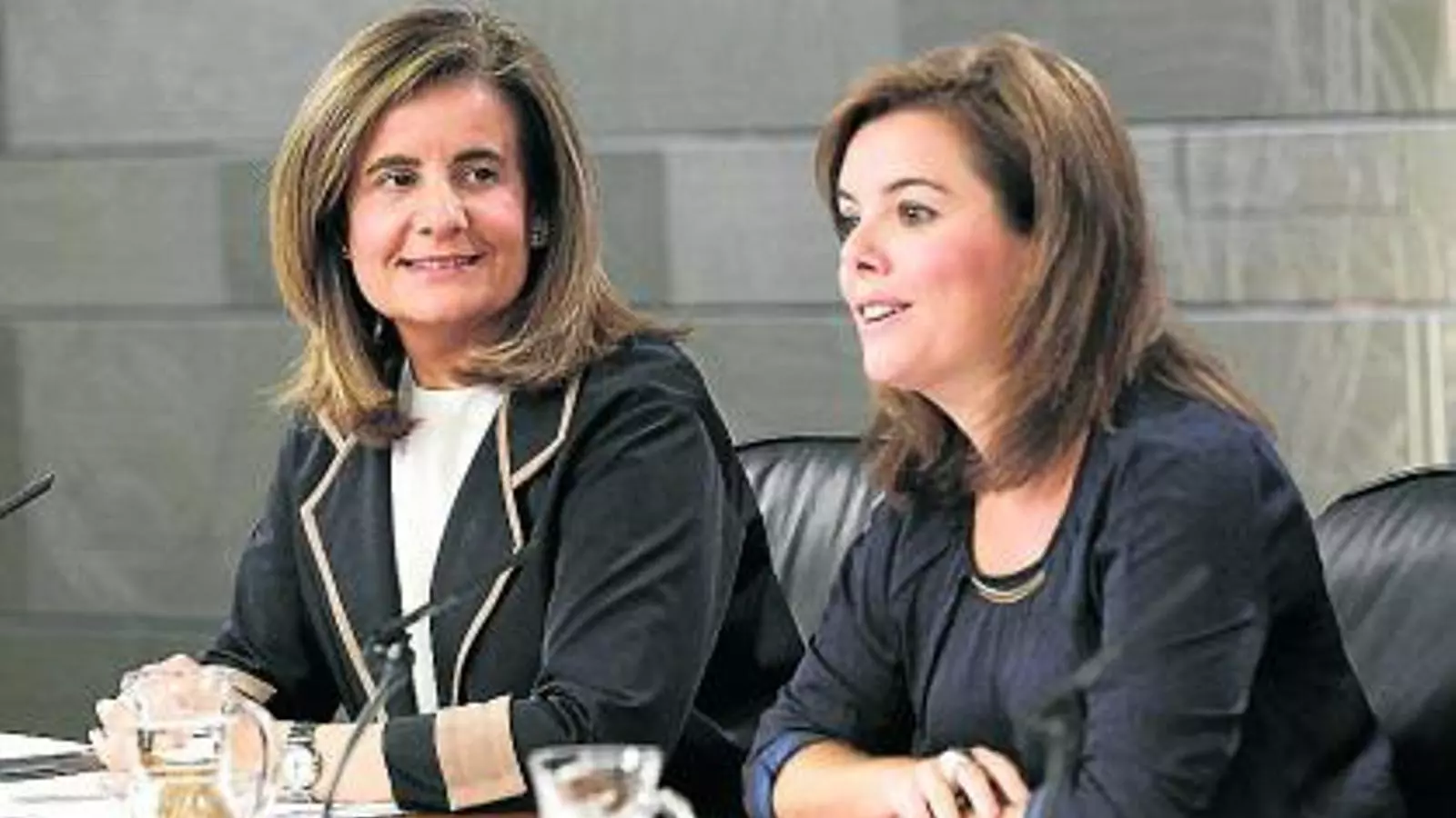La ministra d'Ocupació, Fátima Báñez, i la vicepresidenta, Soraya Sáenz de Santamaría, ahir després del consell de ministres.