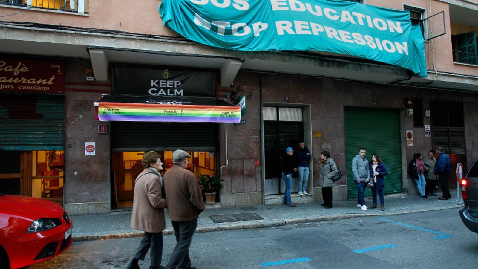 Imatge de la pancarta de l'Assemblea de Docents davant la rampa dels jutjats de Palma