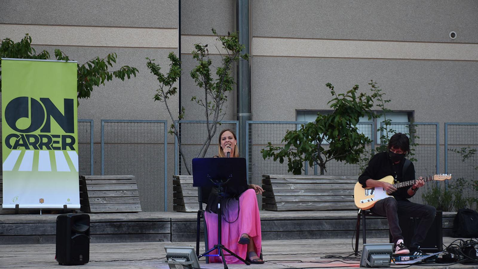 El duet Think Twice Band durant el cicle ON-Carrer a Canillo.