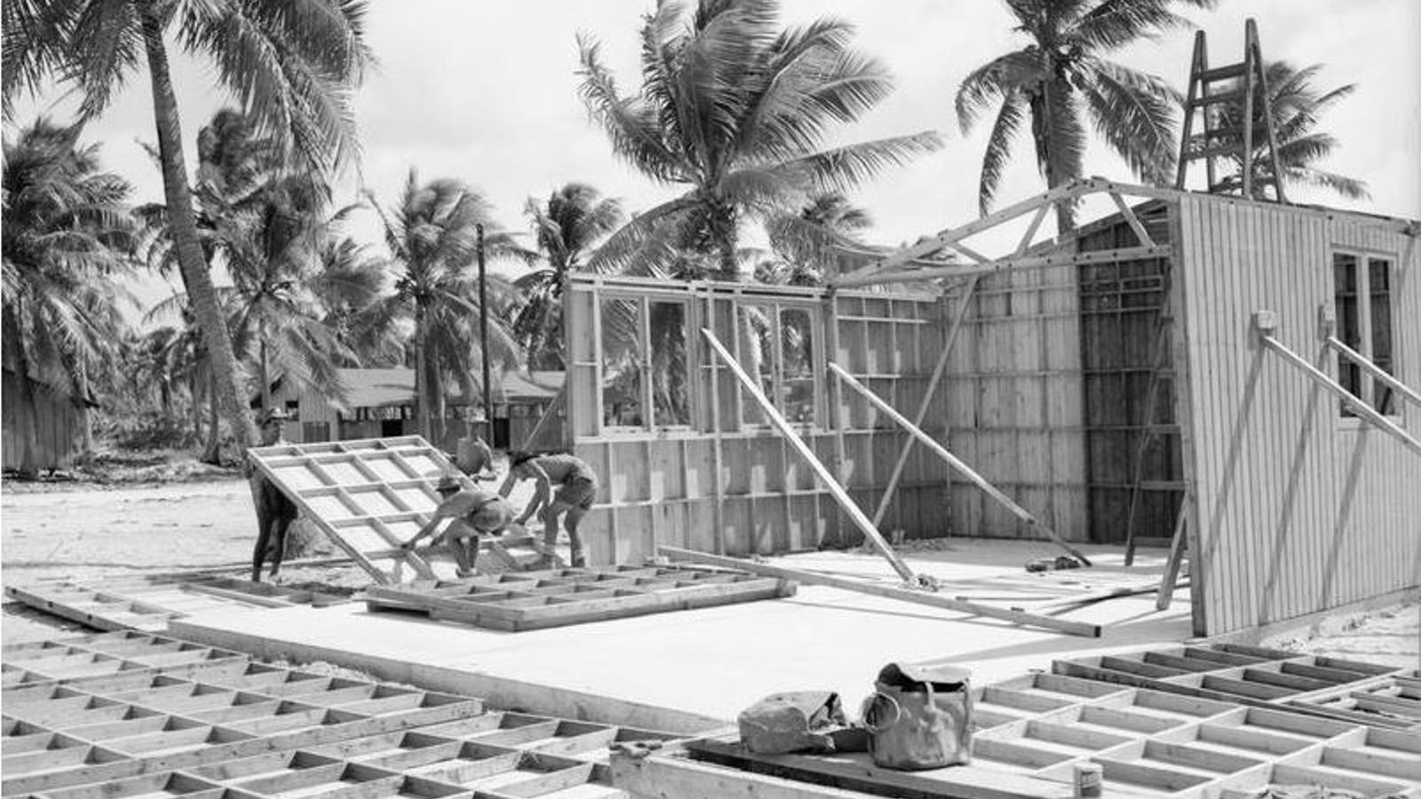 Militares de los Royal Engineers montan cabañas en la isla Christmas, antes de las pruebas nucleares británicas. Island