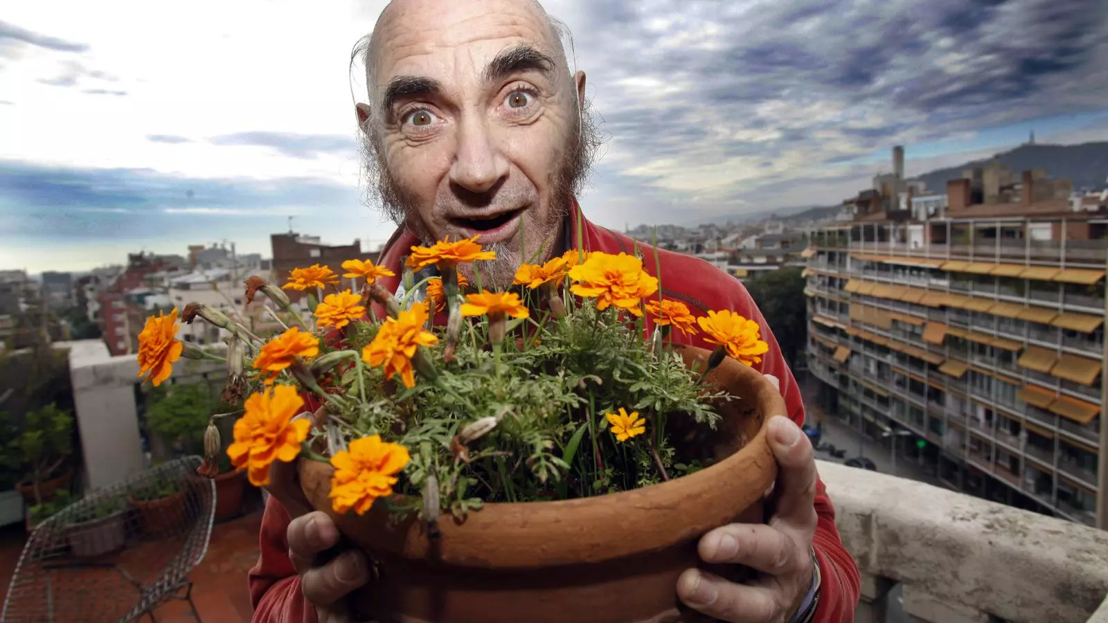 FLORS I VIOLES Pau Riba al terrat de casa la seva mare. El músic barceloní celebrarà el quarantè aniversari de Jo, la donya i el gripau amb un concert dijous al Centre Artesà Tradicionàrius i una reedició amb un pack en què hi han participat Isaki Lacuesta i Miquel Barceló.