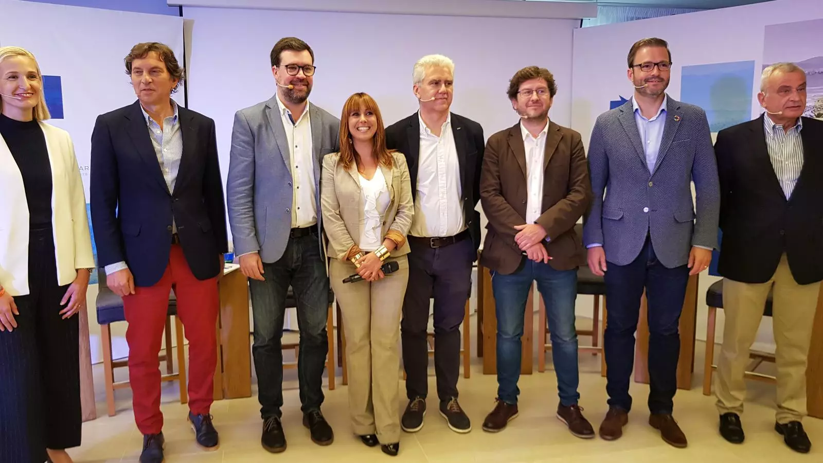 Els candidats, abans del debat, acompanyats per la presentadora de l'acte