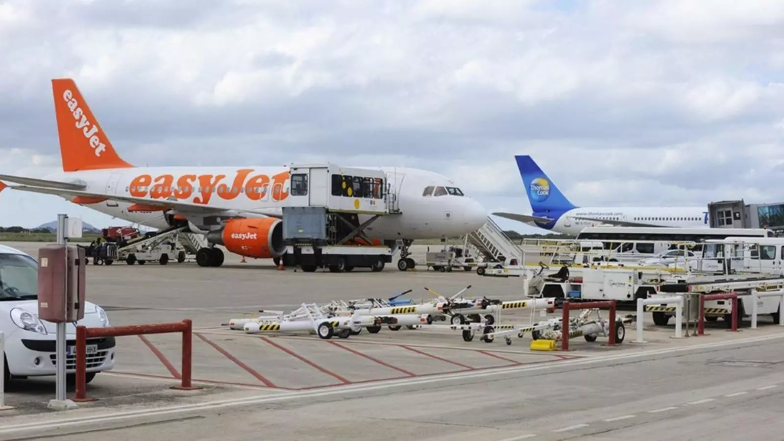 Un avió aturat a l'aeroport de Menorca.