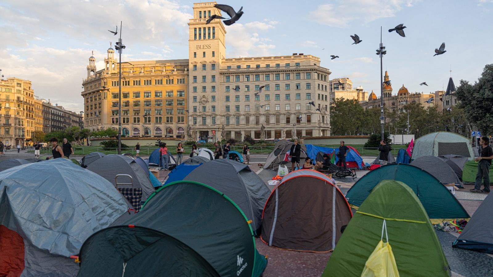 A hundred people camp in Plaça Catalunya for the right to housing