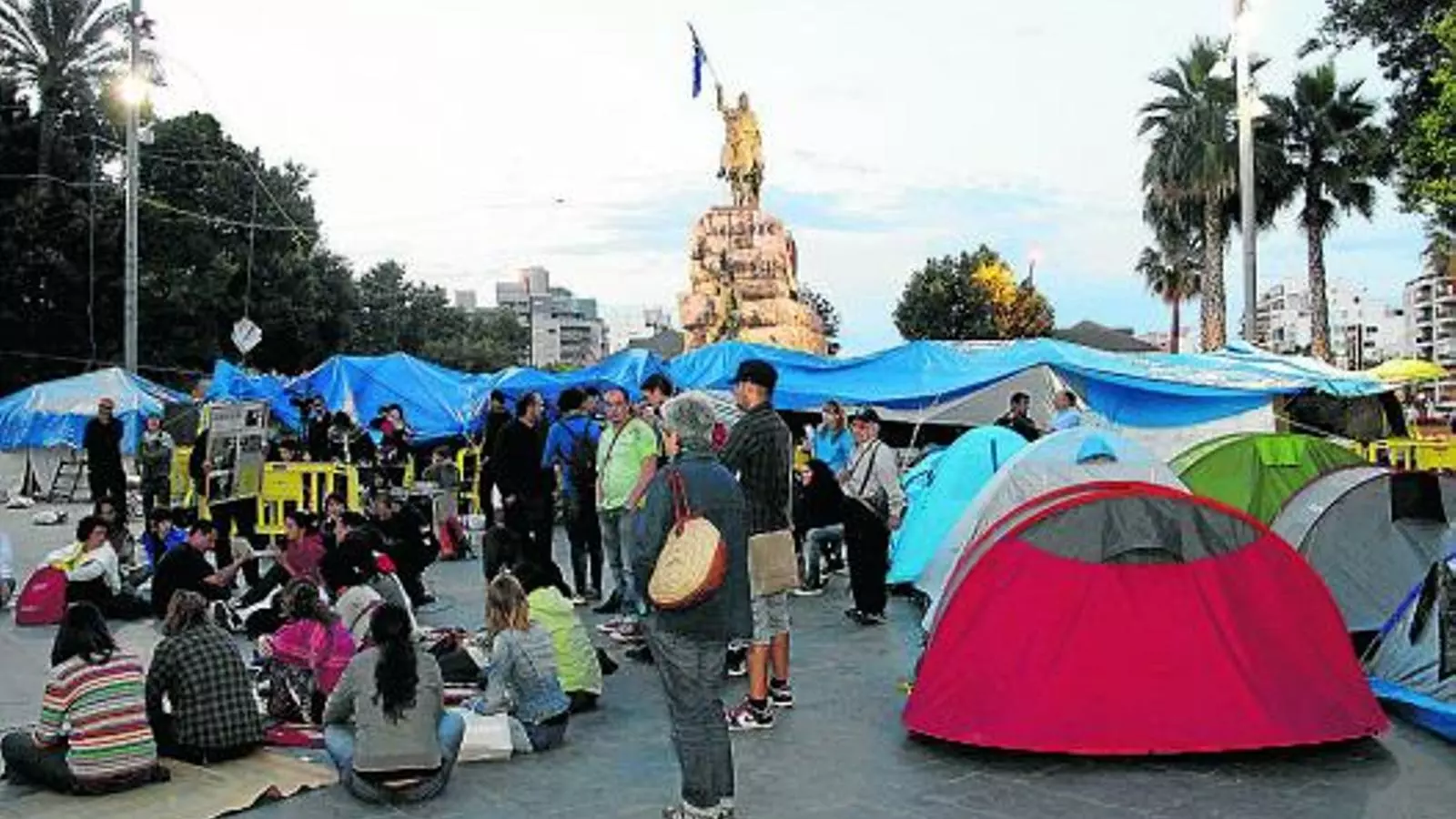 Els acampats acabaren sent desallotjats de la plaça d’Espanya, que durant el moviment 15-M va ser rebatiada com a plaça d’Islàndia.