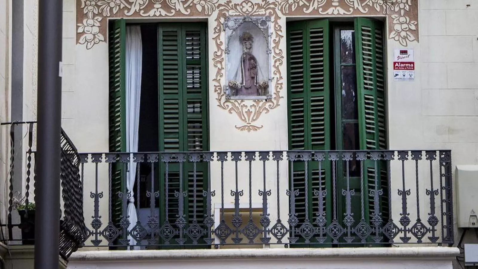 Capella que hi ha a la façana d’un edifici del carrer del Miracle, al barri de Sants.