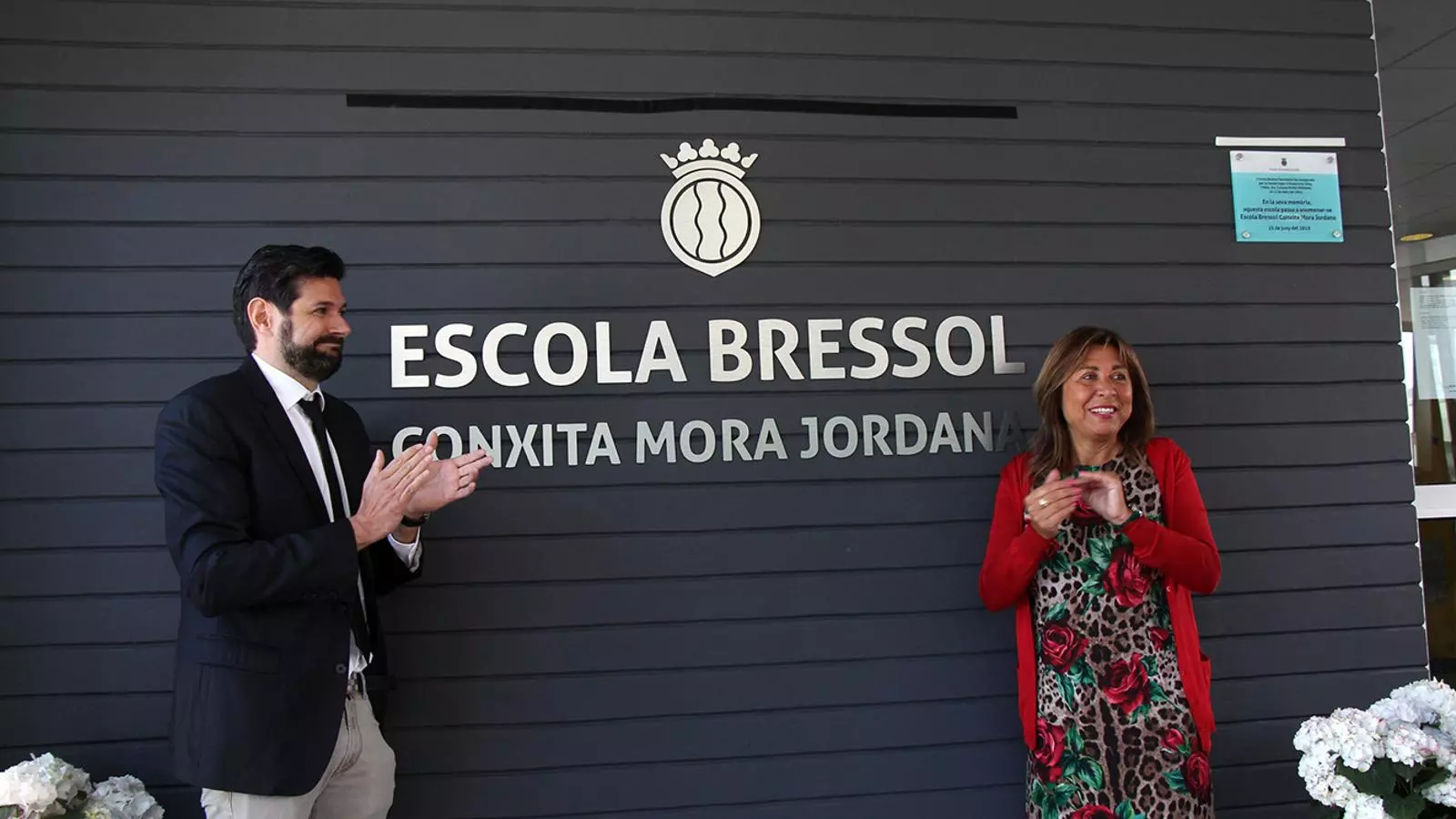 La cònsol major, Conxita Marsol, i el fill de Mora, Ivan Mora, un cop destapat el nou nom de l'escola bressol. / M. M. (ANA)