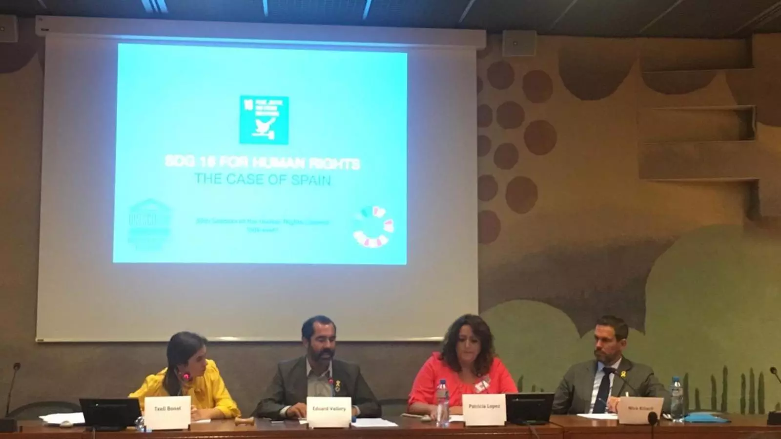 A l'esquerra, la parella de Jordi Cuixart, Txell Bonet, en una conferència davant l'ONU