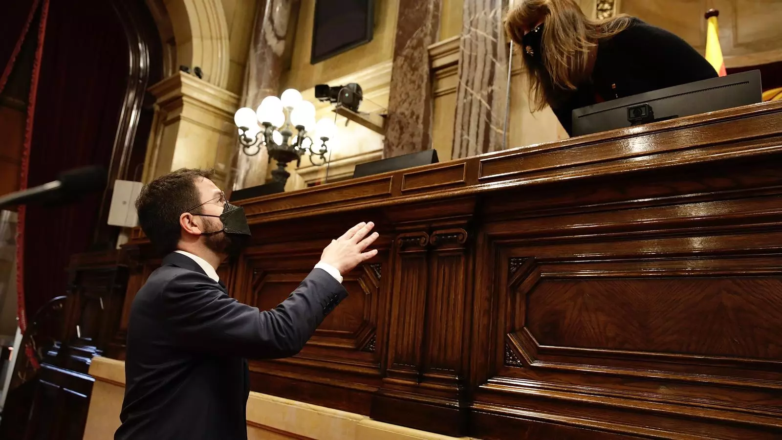 L'aspirant to president, Pere Aragonès, talking with the president of the Parliament, Laura Borràs