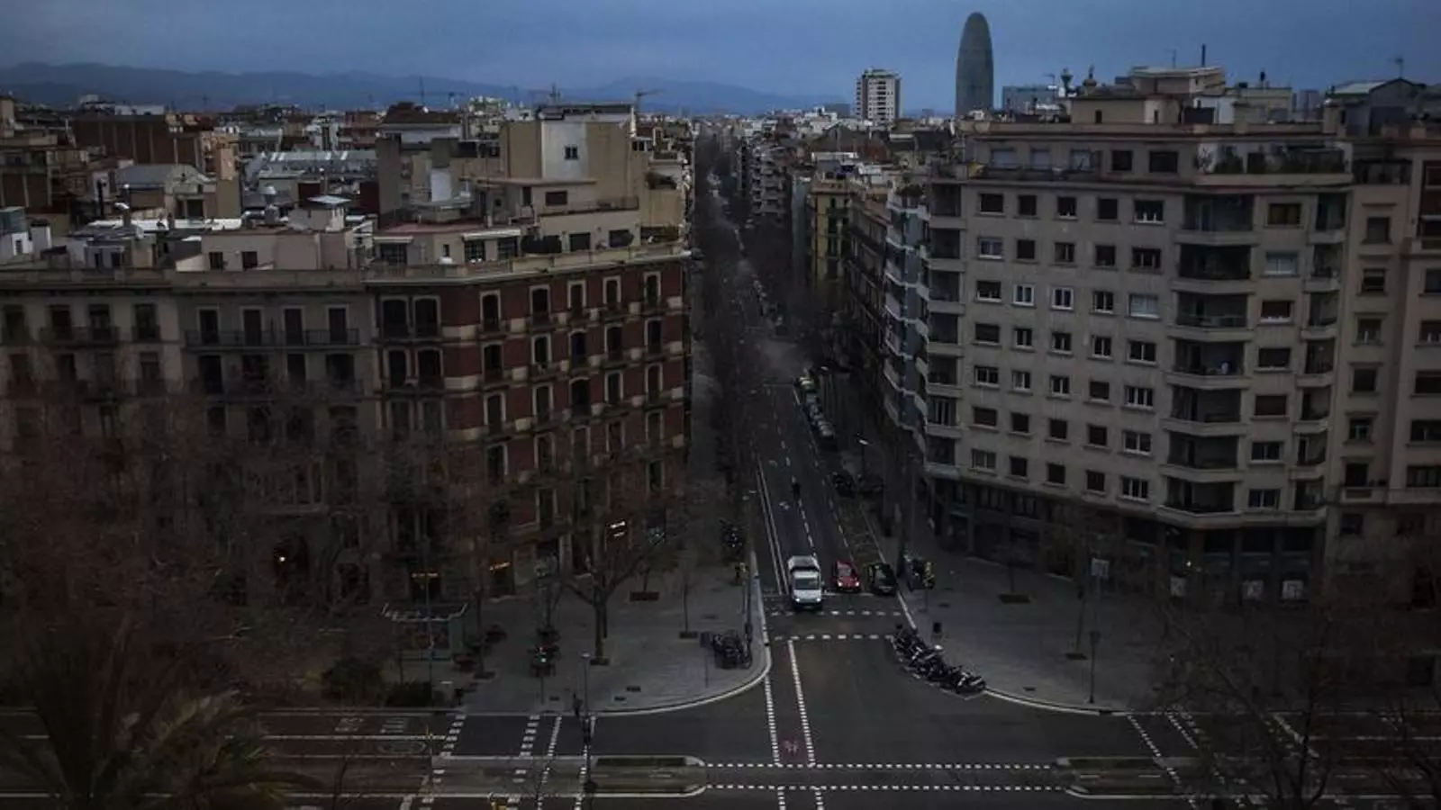 Un carrer de l'Eixample en ple confinament.