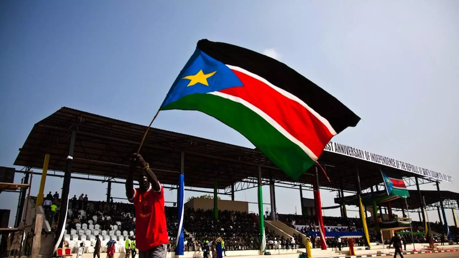 Un home fa onejar una bandera durant la celebració del primer aniversari de la independència de Sudan del Sud. Reuters