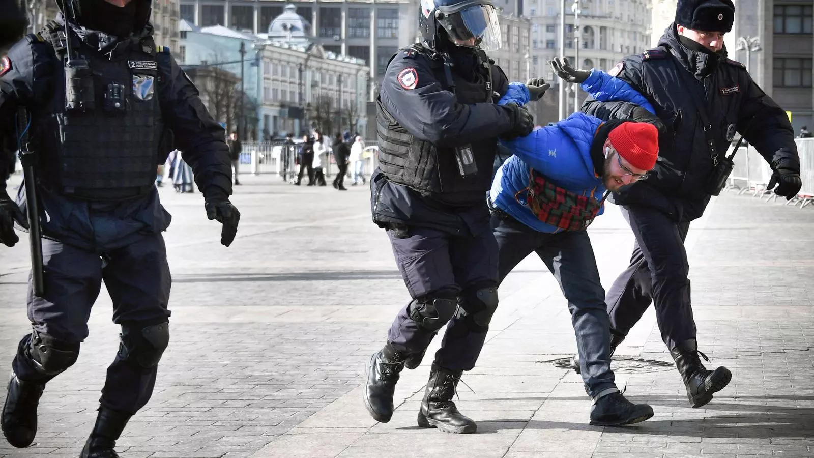 Antiavalots detienen un hombre que protestaba en la plaza Manezhnaya, en el centro de Moscú, contra la guerra en Ucrania.