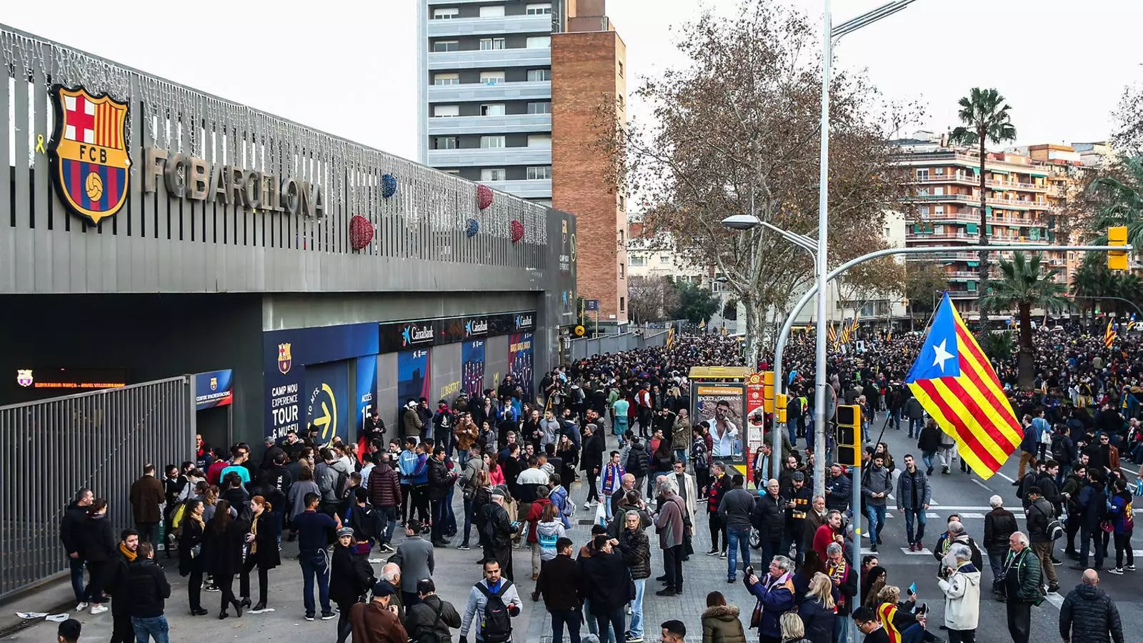 Aficionats a les portes del Camp Nou, en una imatge d’arxiu. Fa mesos que l’estadi té les portes tancades.
