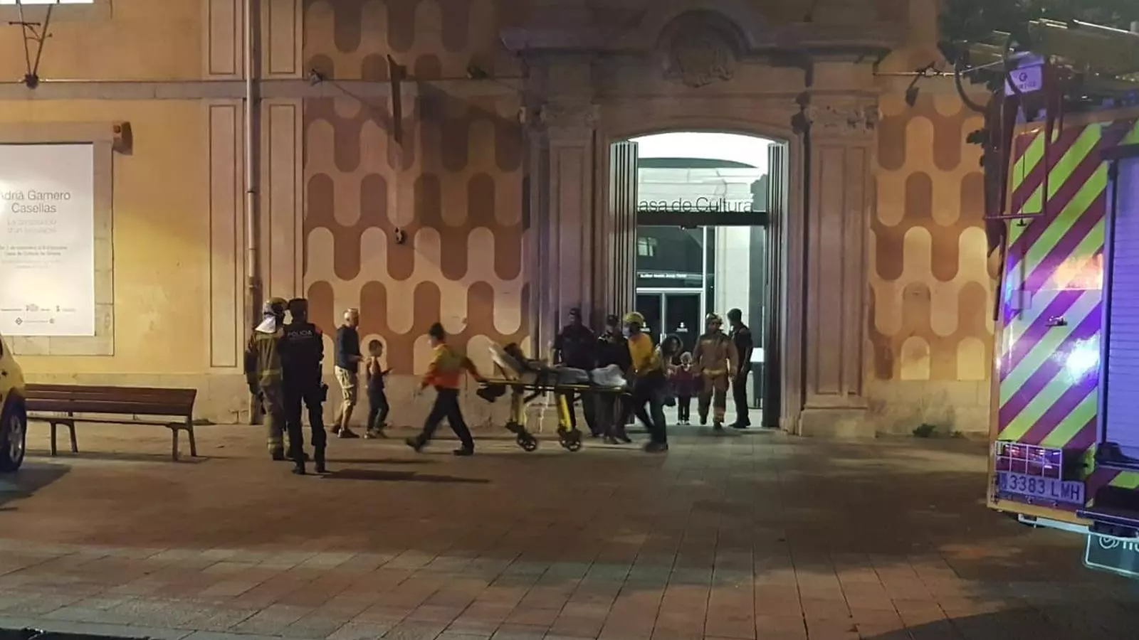 Personal del SEM traslladant un dels ferits en l'explosió cap al centre mèdic.