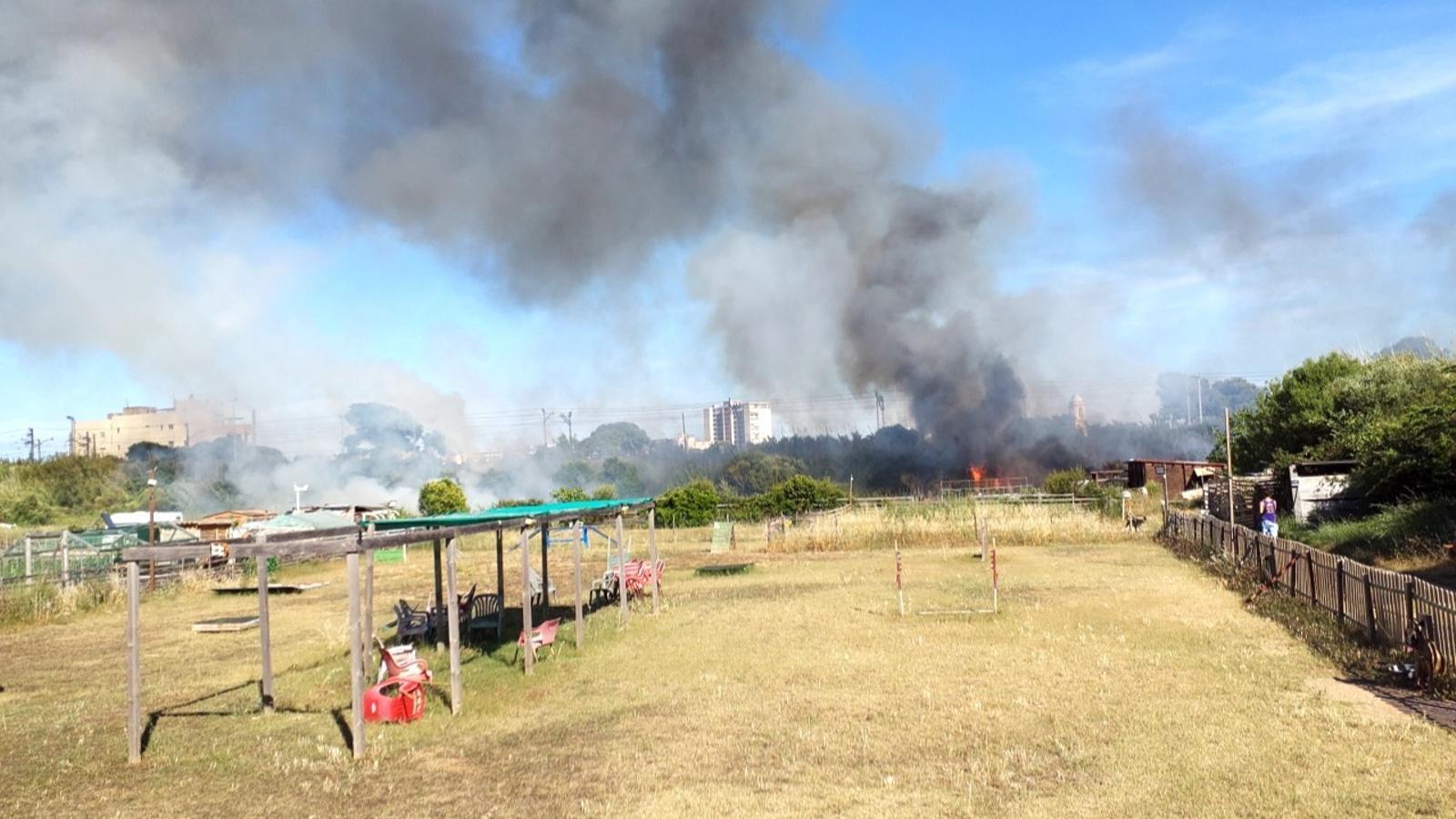 Un incendio en Coma-ruga obliga a cortar las líneas R14, R15 y R16 de Rodalies