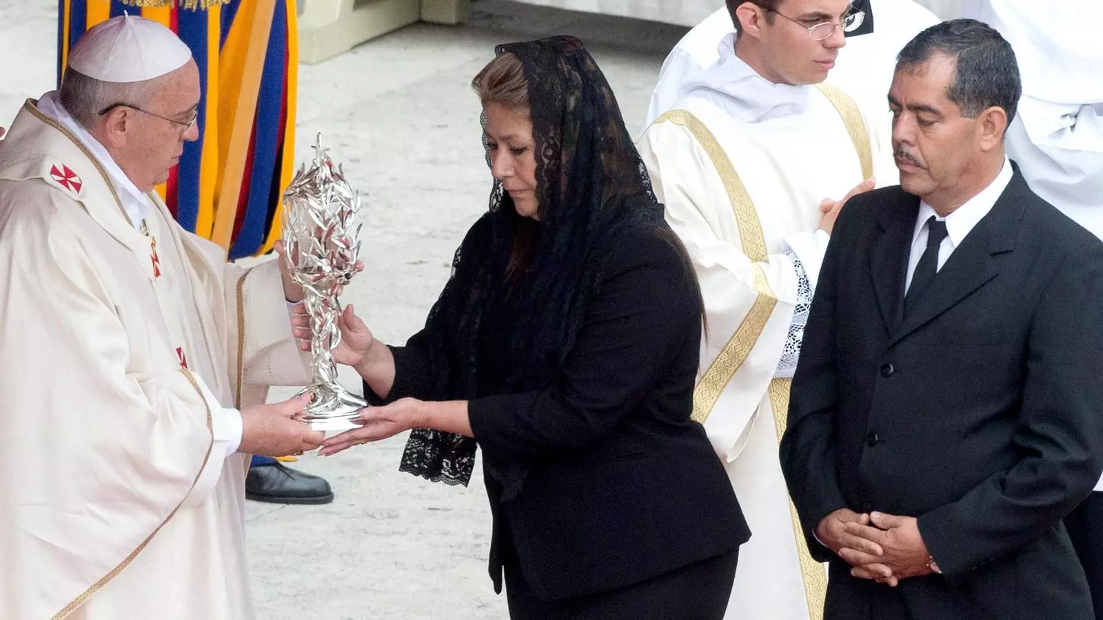 La monja Floribeth Mora entrega les relíquies al Papa / EFE
