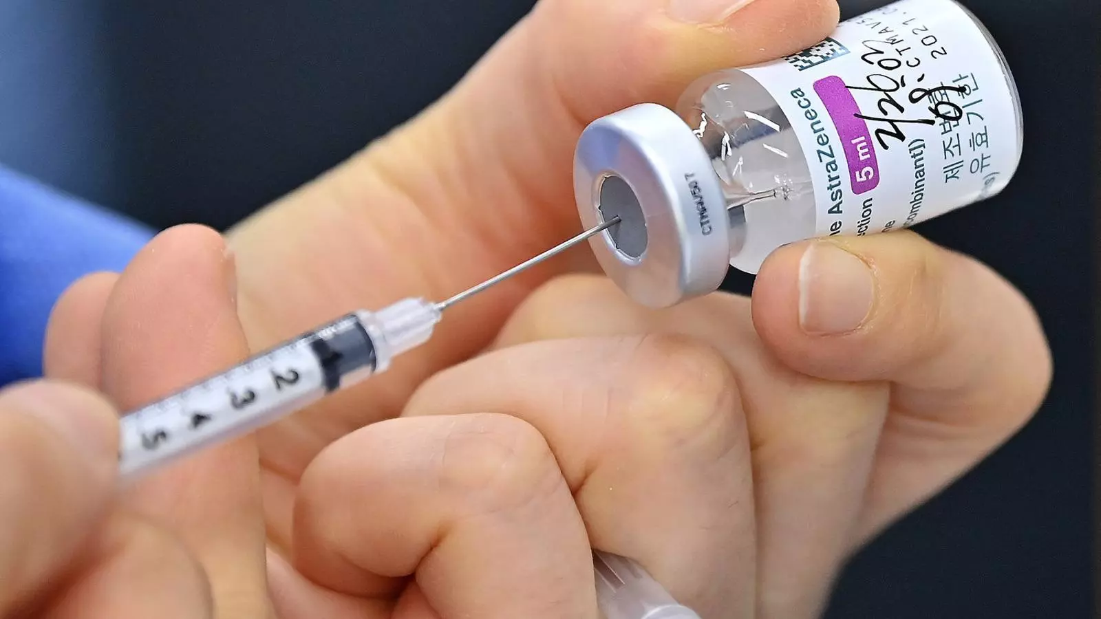 La vacunació amb un vial d’AstraZeneca, a la imatge, és més senzilla, però alguns pocs països, com Espanya, només l’aconsellen fins als 55 anys.