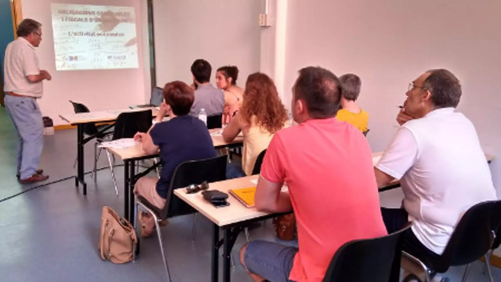 Sessió del curs que Secot Girona imparteix a la Coma-Cros de Salt sobre obligacions comptables i fiscals d'un autònom o petita empresa