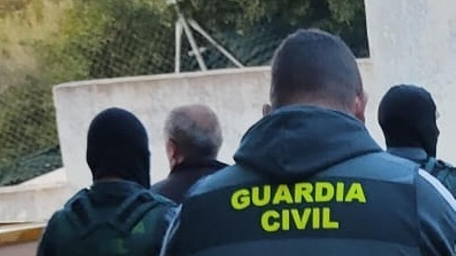 Un dels detinguts amb els agents de la Guàrdia Civil