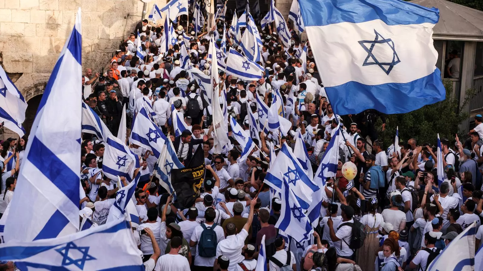 Manifestants israelians accedeixen a la ciutat vella de Jerusalem.