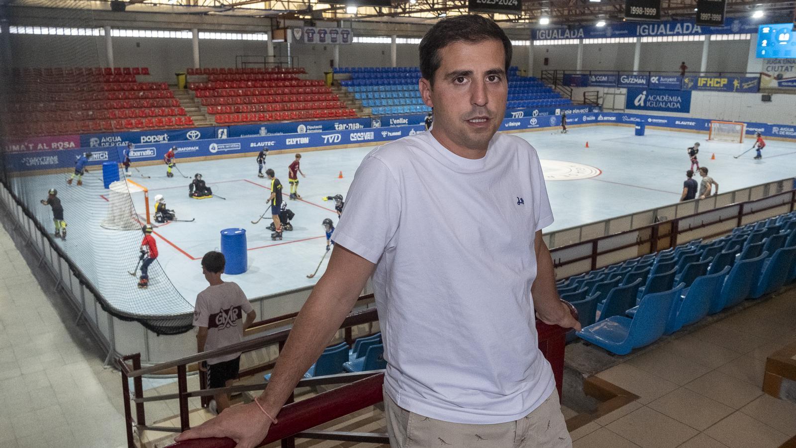 El entrenador del Igualada Hockey Club, Marc Muntaner, durante una entrevista.