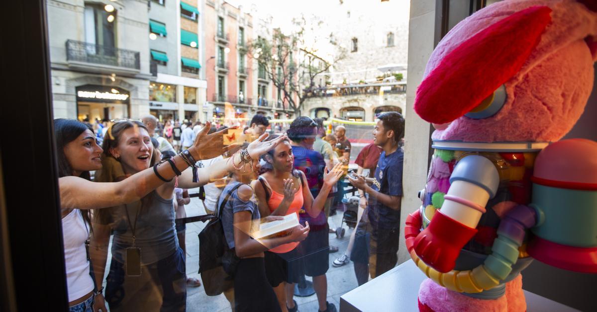 Endless queues to get a Labubu in Barcelona