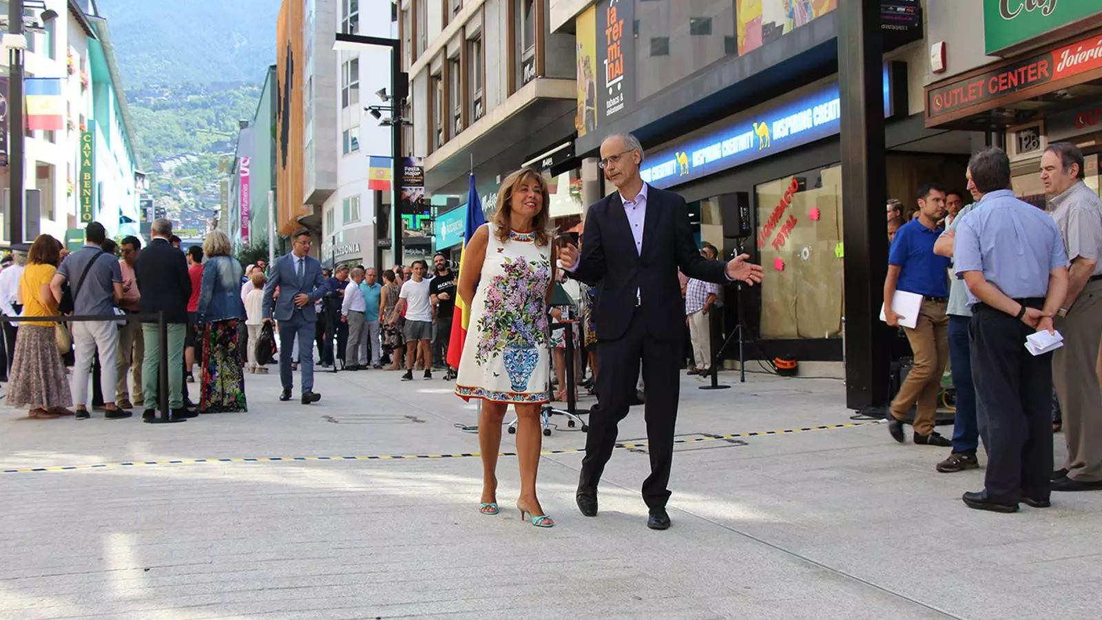 La cònsol major d'Andorra la Vella, Conxita Marsol, i el cap de Govern, Toni Martí, passegen per la remodelada avinguda Meritxell. / M. F.