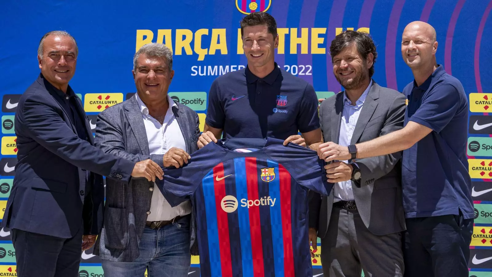 D'esquerra a dreta, Rafael Yuste, Joan Laporta, Robert Lewandowski, Mateu Alemany i Jordi Cruyff