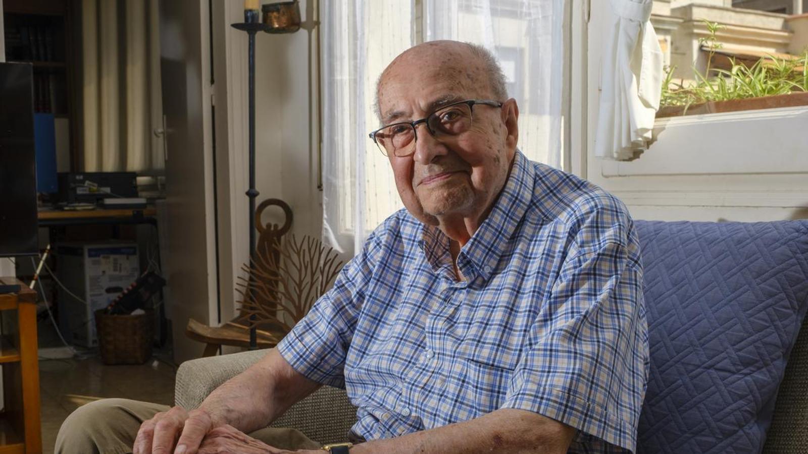 Ramón Bayés during an interview with Esther Vera in 2023