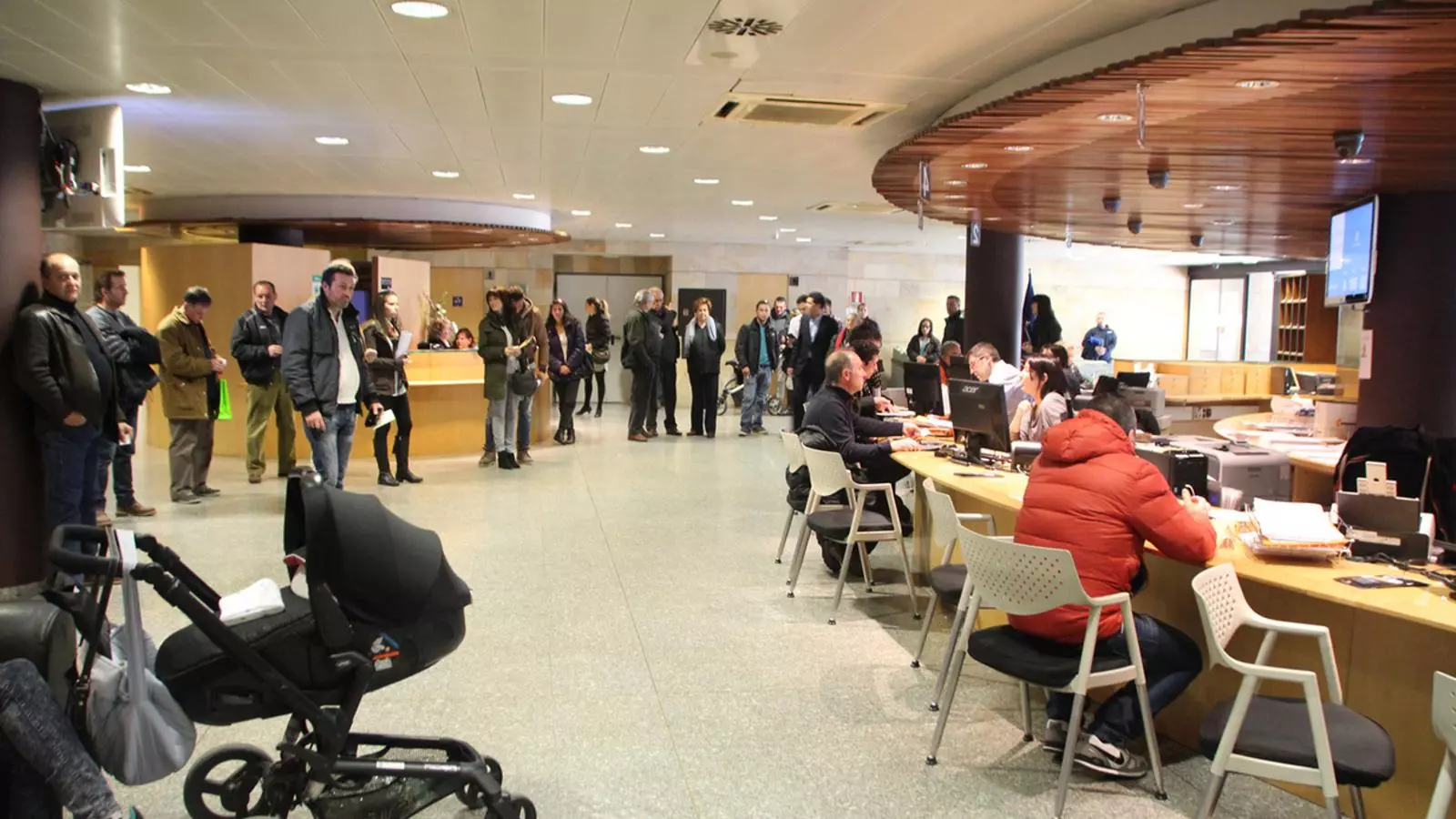 Cues al Servei de Tràmits per recollir els euros / N.M.