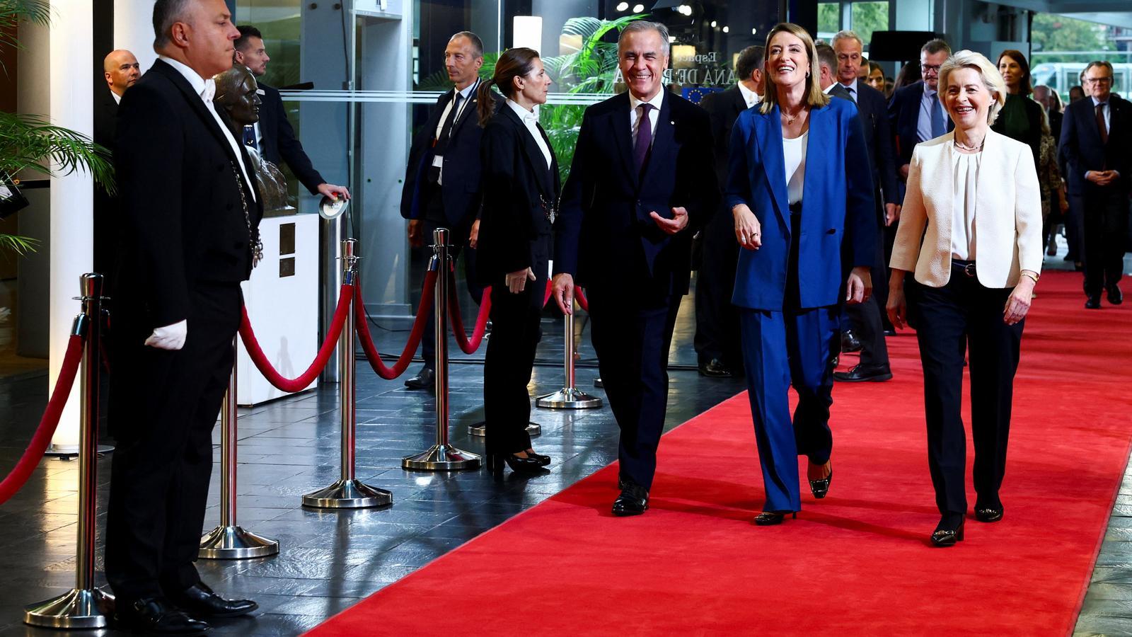 El primer ministro de Canadá, Mark Carney, sonríe acompañado de Roberta Metsola y Ursula von der Leyen.