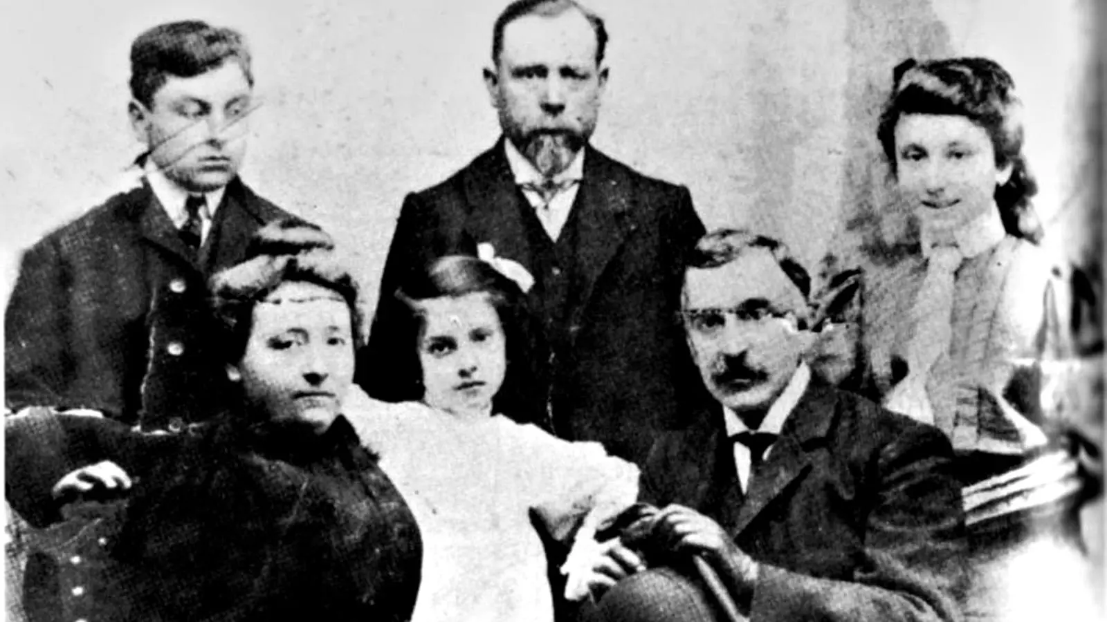 Plantats, Joan Macià Lamarca i Josefina Macià Lamarca, dos dels fills de Macià. Asseguts, la dona de Macià, Eugènia Lamarca de Mier, la Maria Macià Lamarca, i el Francesc Macià Llussà.