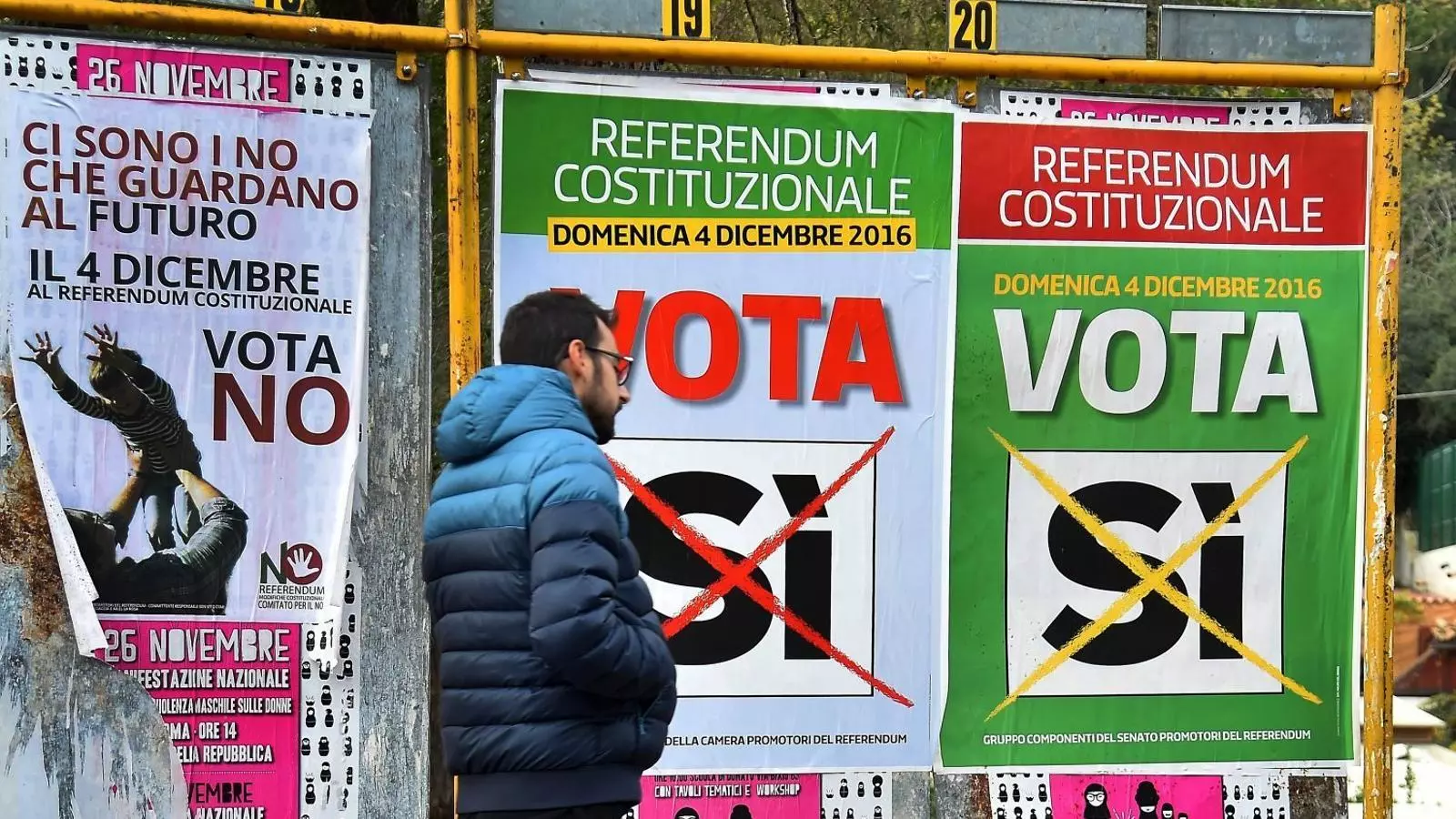 Els cartells de les campanyes dels partidaris del sí i dels partidaris del no han inundat el centre de Roma.