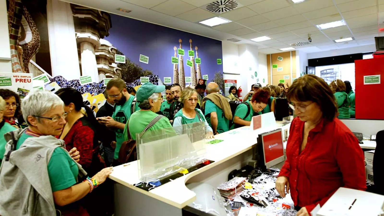 La PAH a l'interior de la sucursal del Banco Santander del carrer Bergara de Barcelona / FRANCESC MELCIÓN