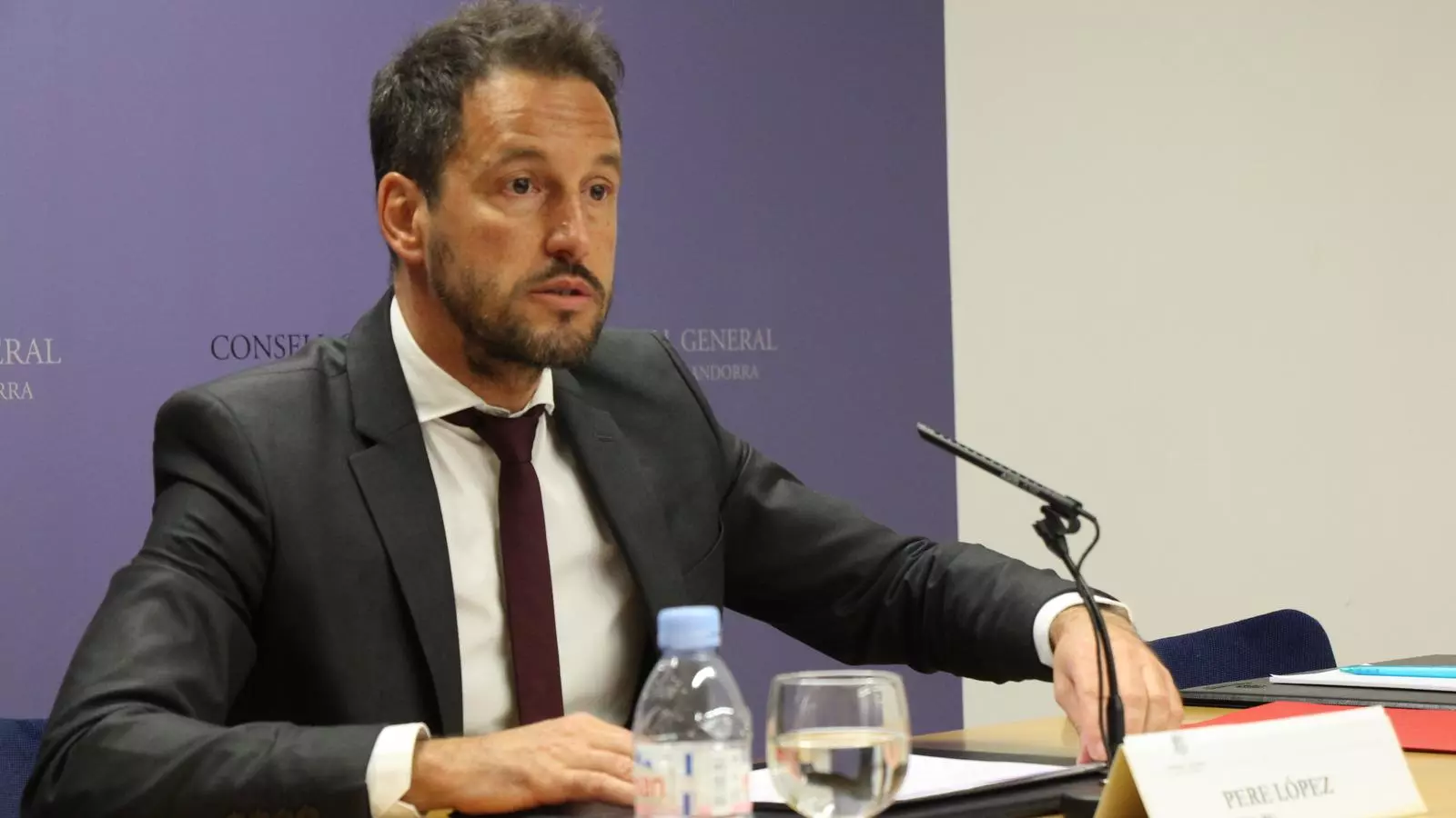 El conseller general del PS, Pere López, durant la roda de premsa on ha presentat les esmenes. / M. M.