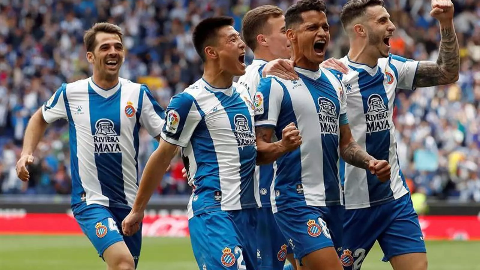 Els jugadors de l'Espanyol celebren el gol de Rosales
