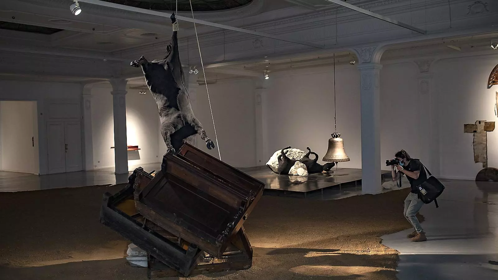 Aquesta gran instal·lació de Jordi Benito (Granollers, 1951 - Barcelona, 2008) es va presentar el 1989 a la Sala Metrònom, que ara, per a l’exposició, ha reobert amb la reconstrucció d’aquesta obra, en què l’artista fa referència a la mort de Manolete d’una cornada el 1947 a la plaça de toros de Linares. Benito, un dels artistes més radicals del body art a Catalunya, té també una sala a l’exposició del Macba on es presenten elements de la sèrie Assaig per a l’Òpera Europa, del 1982.