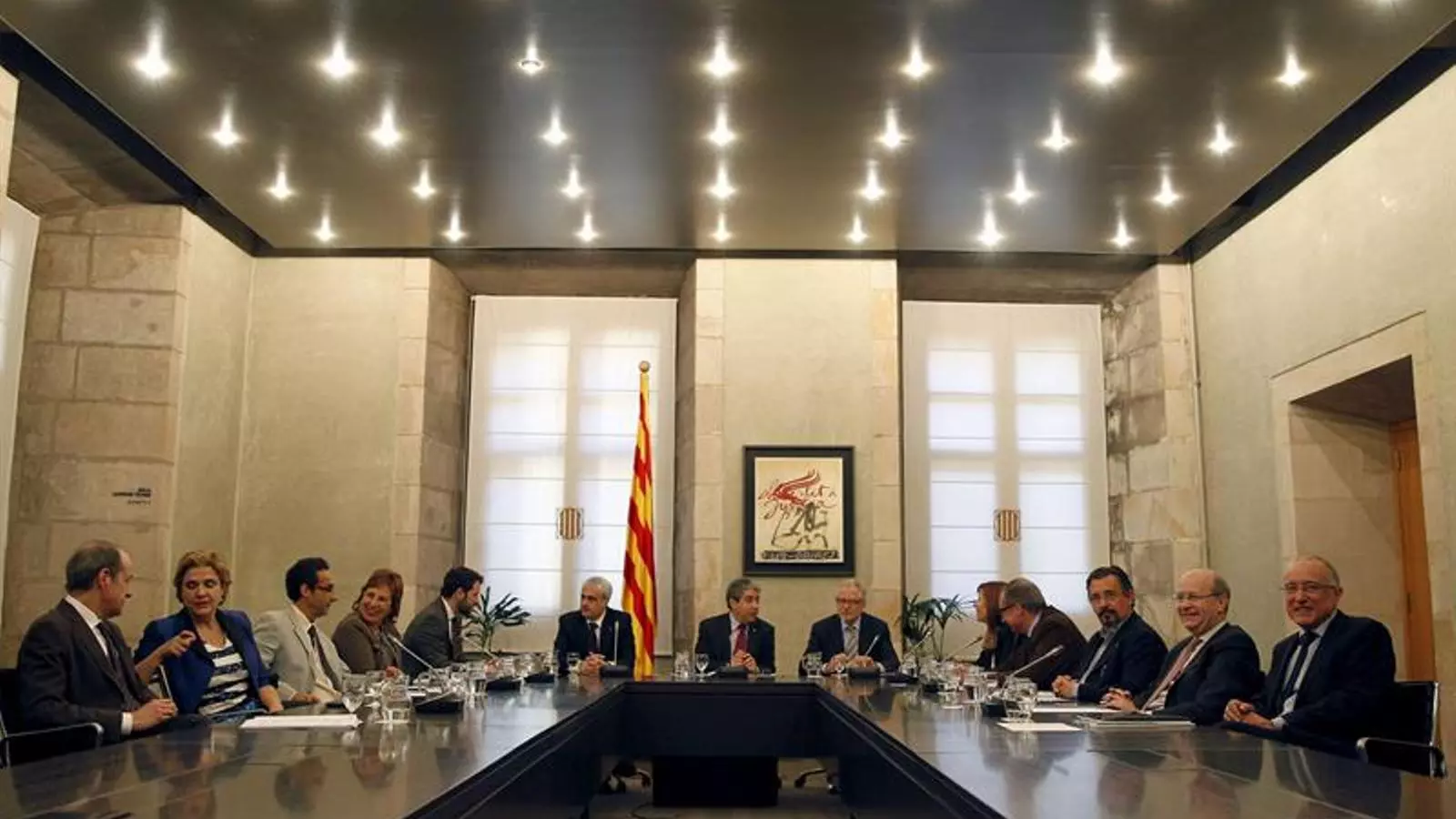 Els membres del Consell Assessor per a la Transició Nacional amb el conseller de la Presidència, Francesc Homs, aquest dilluns / EFE
