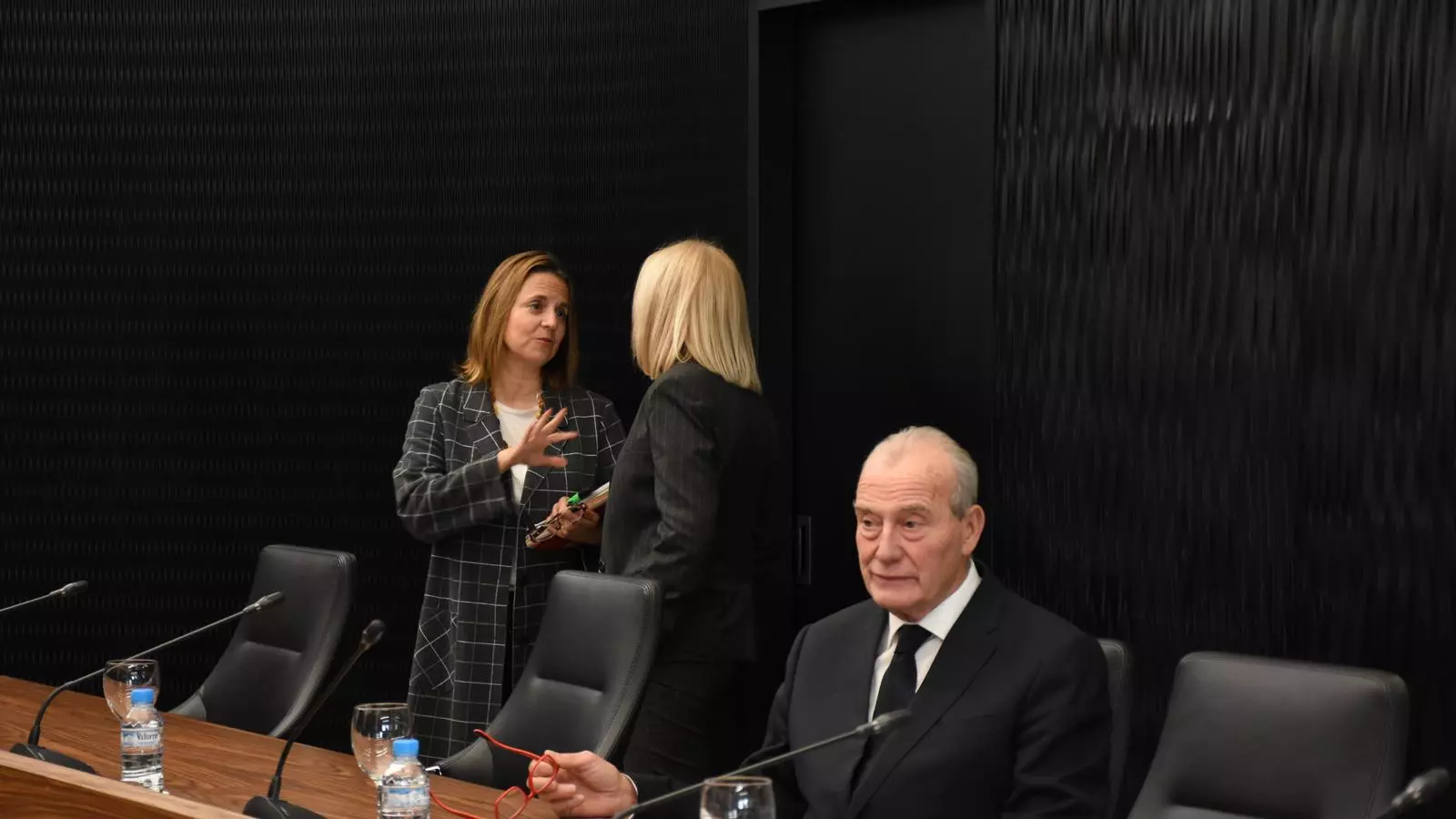 La cònsol major d'Escaldes-Engordany, Rosa Gili, conversa amb la consellera de l'oposició Núria Barquín.