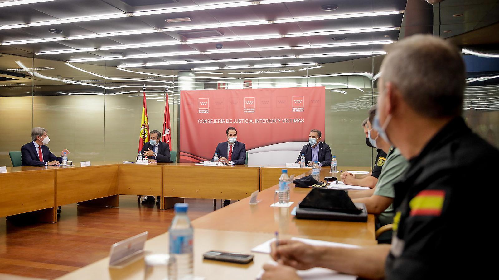 Madrid demana la intervenció “urgent” de l’exèrcit i més policia