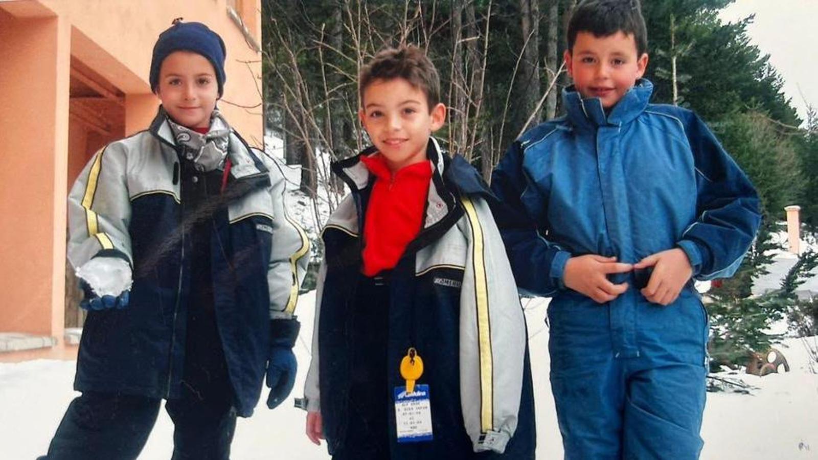 Enric Mas, de azul, con sus amigos.