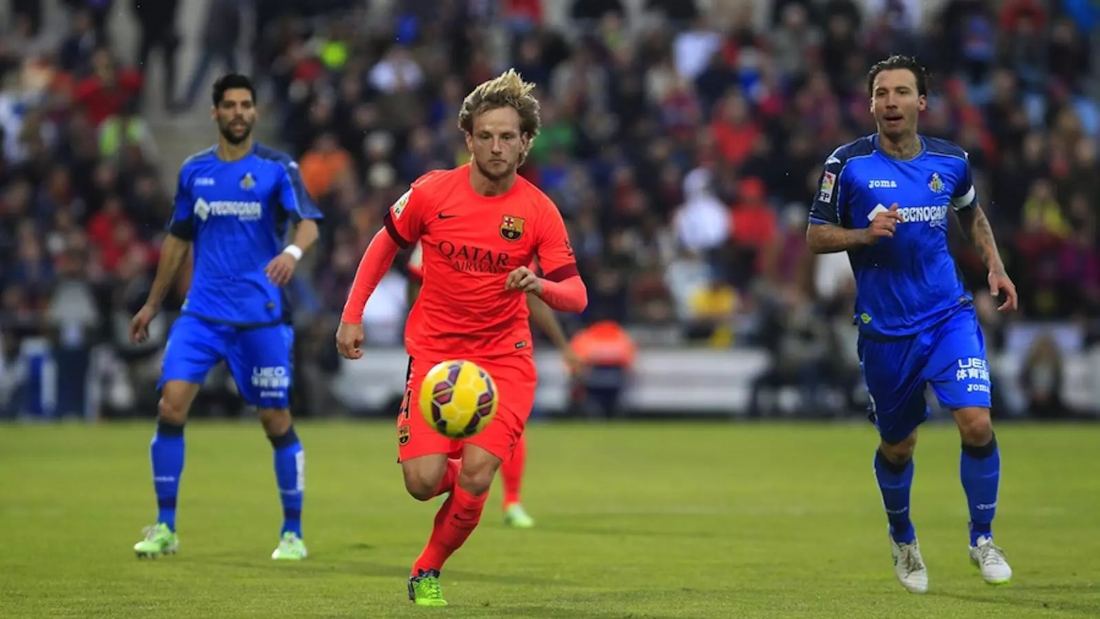 Rakitic s'endú una pilota al mig del camp de Getafe / VICTOR LERENA / EFE