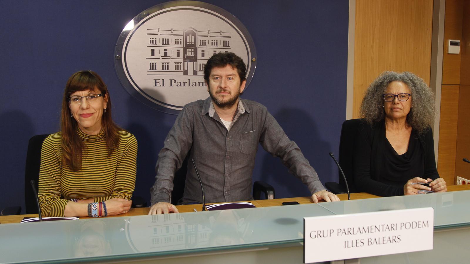 Els líders de Podem a Balears, Laura Camargo i Alberto Jarabo, amb la senadora Margalida Quetglas.