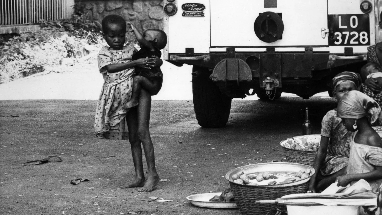 Un dels doctors voluntaris de la Creu Roja francesa fou Bernard Kouchner que crearia l'ONG Metges Sense Fronteres després de la Guerra de Biafra