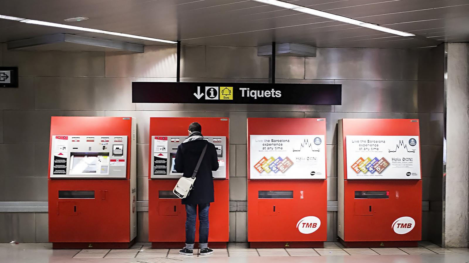 Un usuari del metro comprant un títol de transport en una imatge d’arxiu.