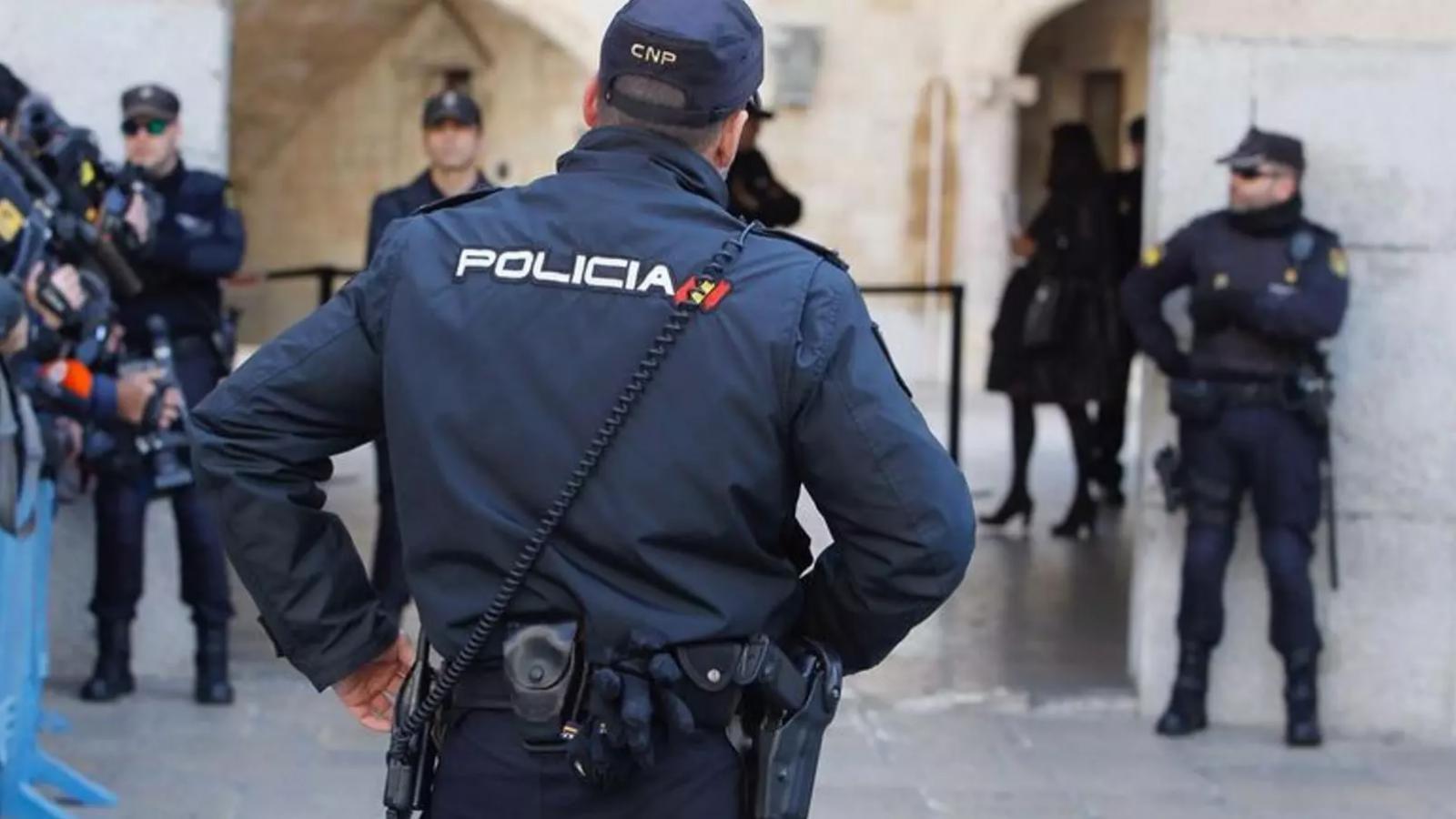 Un agent de Policia Nacional.