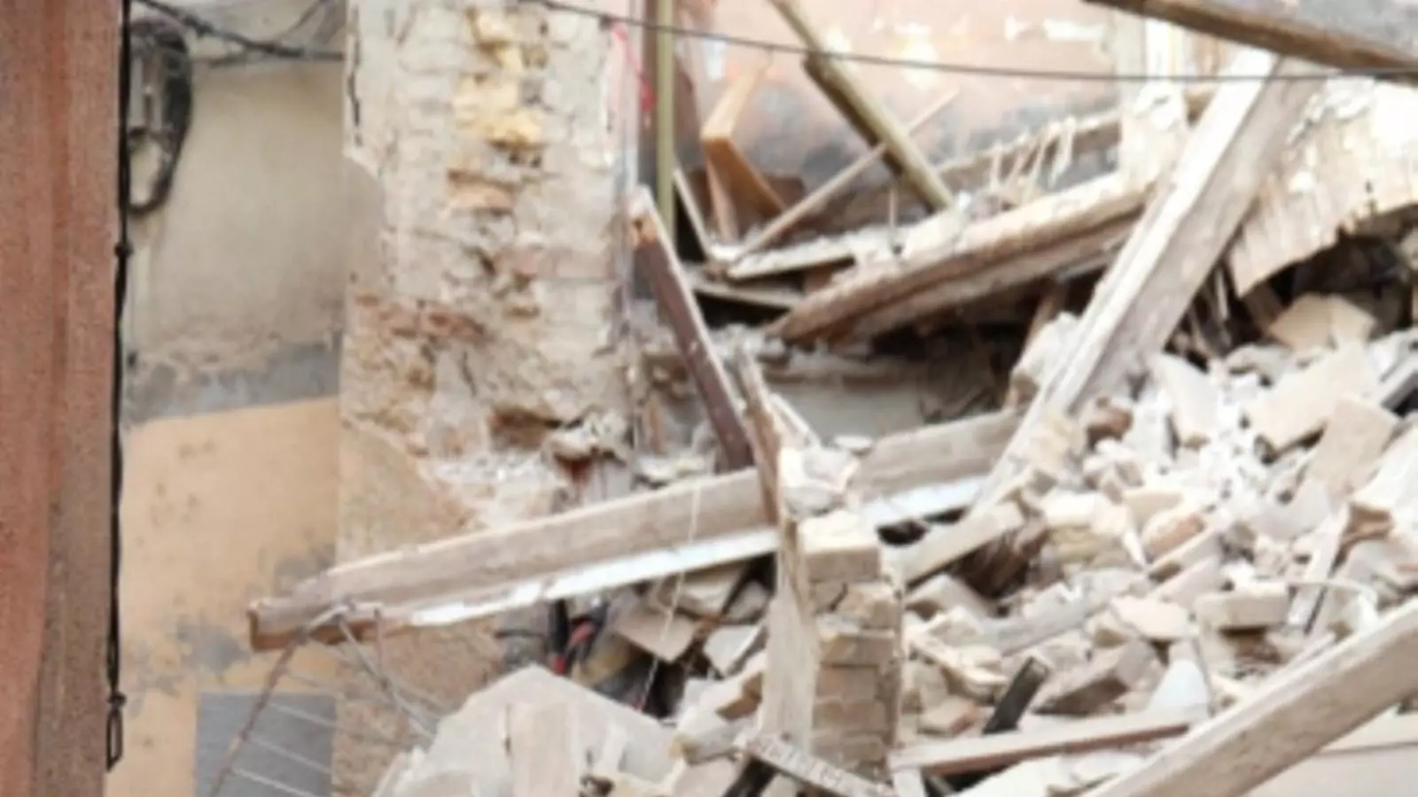 Dos efectius dels Bombers davant la runa dels dos immobles ensorrats al barri de Santa Clara de Tortosa
